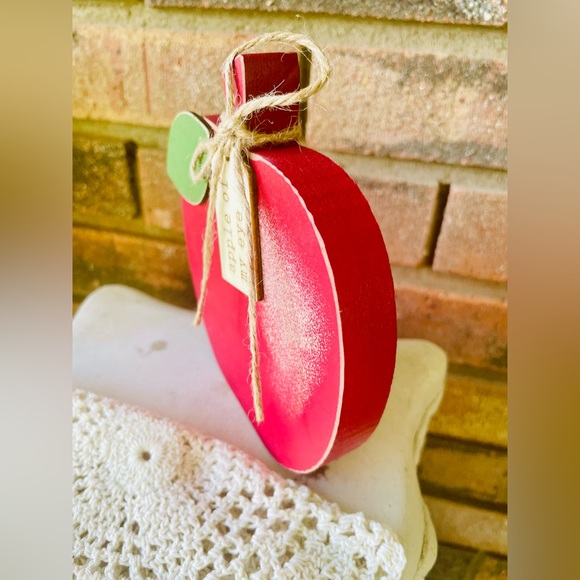 *Apple of My Eye Wooden Apple Shelf Sitter - Picture 3 of 13